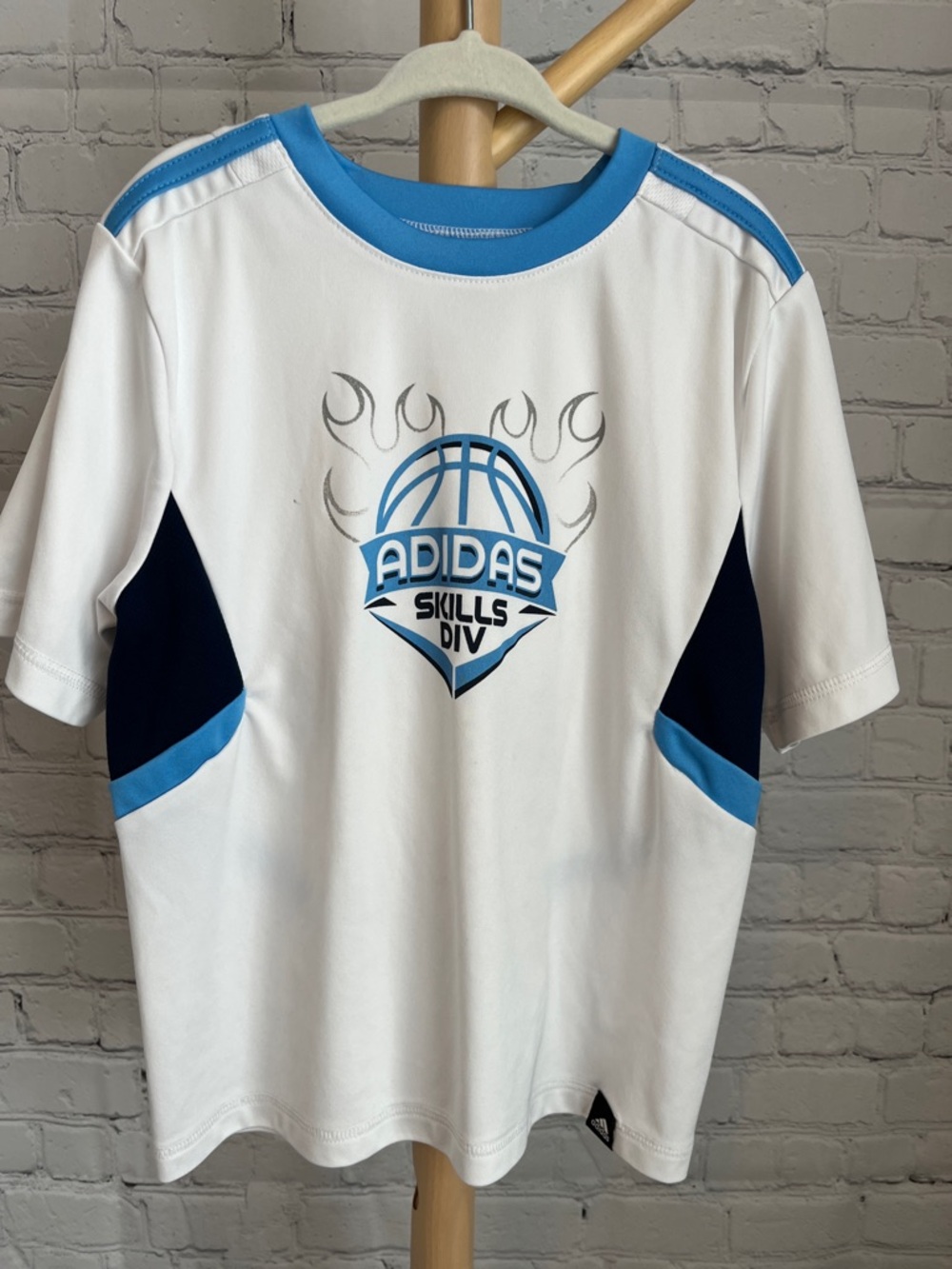 ⭐️⭐️ PICK 5 / $20 Adidas Boys Basketball Skills Tee